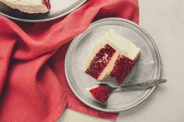 Delicioso pastel de terciopelo rojo — Foto de Stock