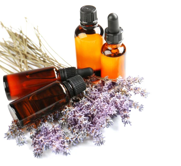 Bottiglie con olio essenziale e lavanda — Foto Stock