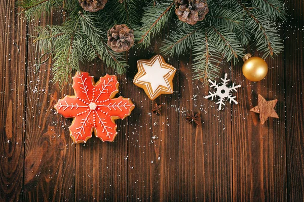 Gingerbread cookies and Christmas decor — Stock Photo, Image