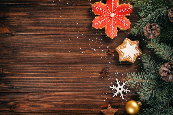 Biscotti di pan di zenzero e decorazioni natalizie — Foto Stock