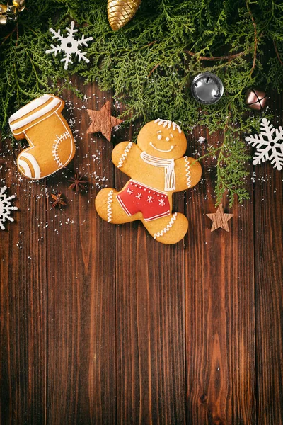 Lebkuchen und Weihnachtsdekoration — Stockfoto