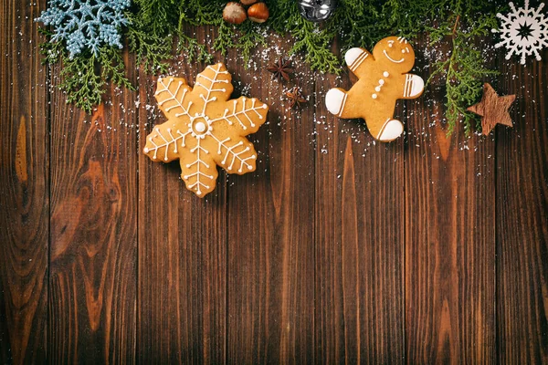 Biscotti di pan di zenzero e decorazioni natalizie — Foto Stock