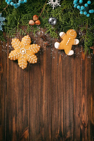 Gingerbread koekjes en Christmas decor — Stockfoto