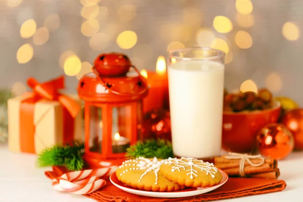 Lebkuchen und ein Glas Milch — Stockfoto