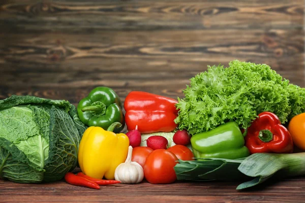 Verduras frescas en mesa de madera — Foto de Stock