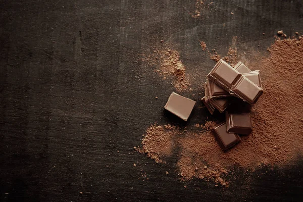 Trozos de chocolate rotos —  Fotos de Stock