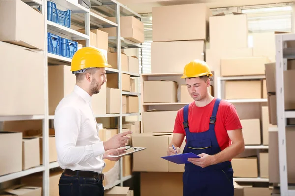 Empresarios trabajando en almacén — Foto de Stock