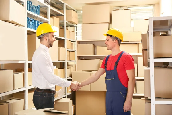 Empresarios dándose la mano — Foto de Stock