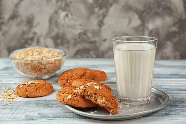 Oatmeal cookies with milk — Stock Photo, Image