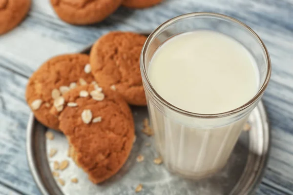 Oatmeal cookies with milk — Stock Photo, Image