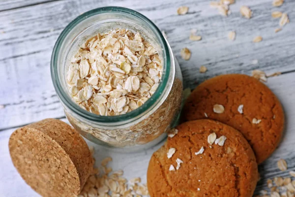 Kue oatmeal dan botol kaca dengan groats — Stok Foto