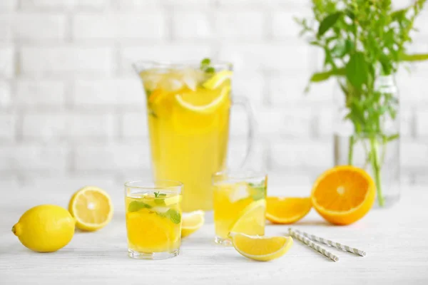 Limonada y frutas frescas —  Fotos de Stock