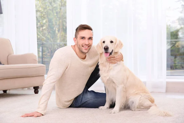 Hombre guapo con perro — Foto de Stock