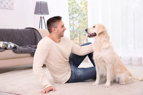 Hombre guapo con perro — Foto de Stock