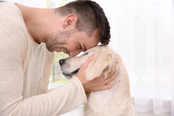 Собака и молодой человек — стоковое фото