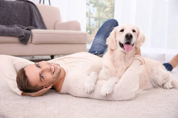 Bonito homem com cão — Fotografia de Stock
