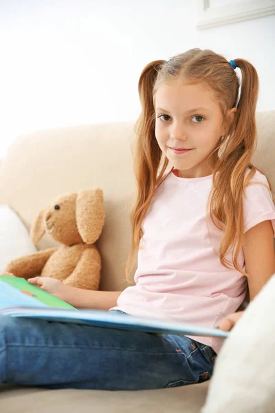 Linda chica con libro —  Fotos de Stock