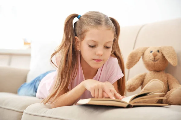 Bonito livro de leitura menina — Fotografia de Stock
