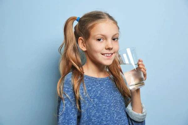 Söt flicka med glas vatten — Stockfoto