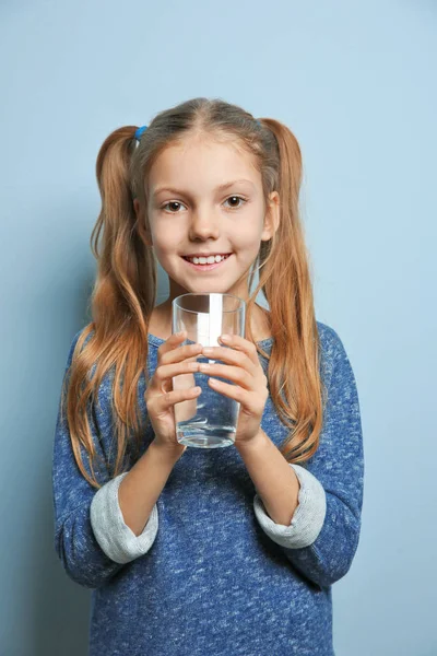 Söt flicka med glas vatten — Stockfoto