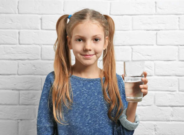 Hübsches Mädchen mit einem Glas Wasser — Stockfoto