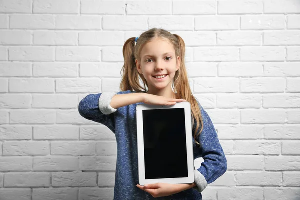 Menina bonito com tablet — Fotografia de Stock