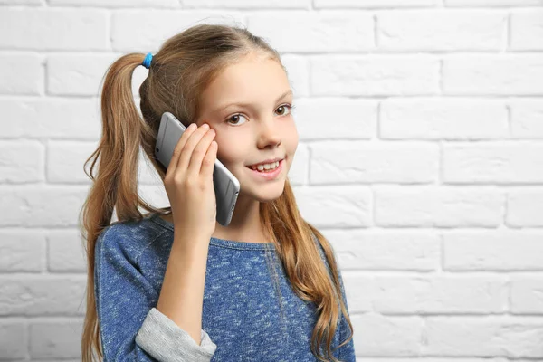 Милая девушка разговаривает по телефону — стоковое фото