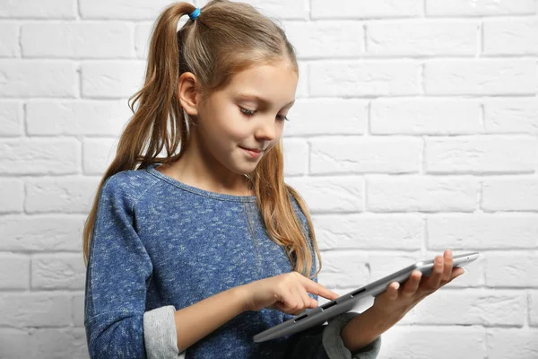 Menina bonito com tablet — Fotografia de Stock