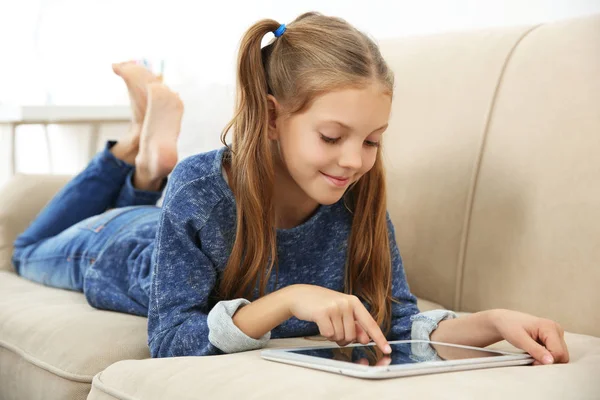 Leuk meisje met tablet — Stockfoto