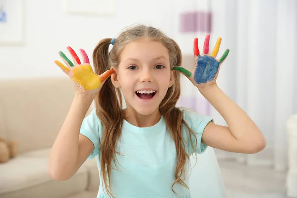 Menina bonito com palmas nas tintas — Fotografia de Stock