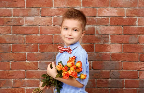 Menino com buquê de flores bonitas — Fotografia de Stock