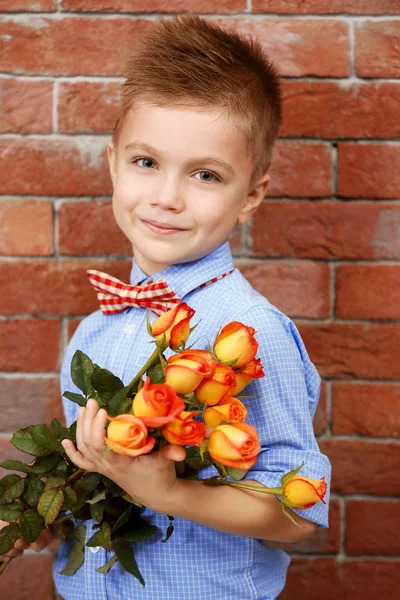 Junge mit einem Strauß schöner Blumen — Stockfoto