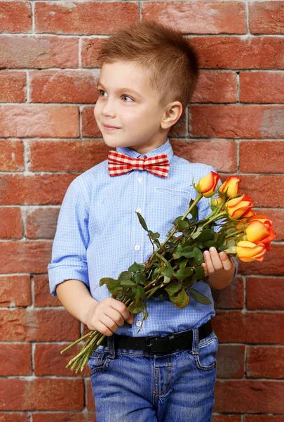 Junge mit einem Strauß schöner Blumen — Stockfoto