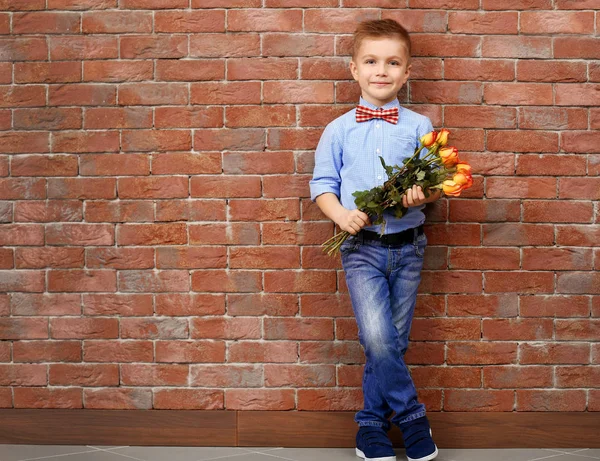 Menino com buquê de flores bonitas — Fotografia de Stock