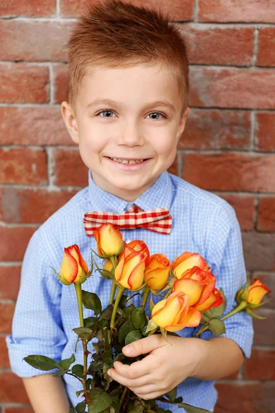 Junge mit einem Strauß schöner Blumen — Stockfoto