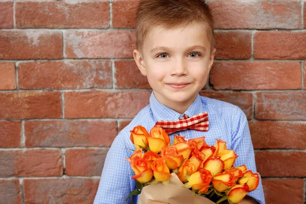 Menino com buquê de flores bonitas — Fotografia de Stock