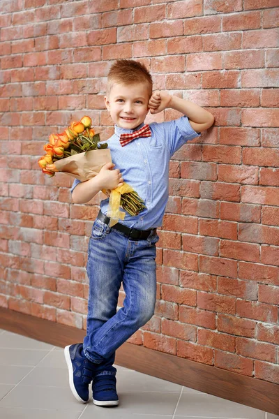 Ragazzo con mazzo di bei fiori — Foto Stock