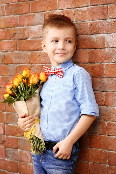 Junge mit einem Strauß schöner Blumen — Stockfoto