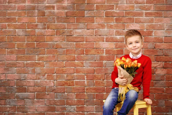 Menino com buquê de flores bonitas — Fotografia de Stock