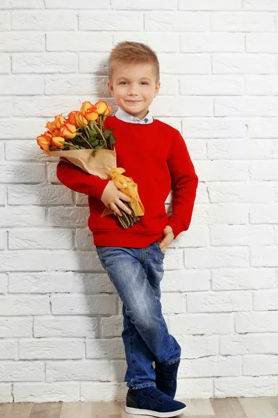 Niño con ramo de hermosas flores — Foto de Stock