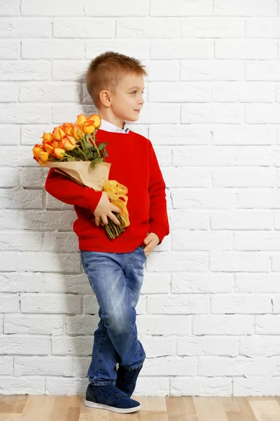 Chłopiec z bukiet pięknych kwiatów — Zdjęcie stockowe