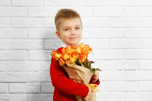 Junge mit einem Strauß schöner Blumen — Stockfoto