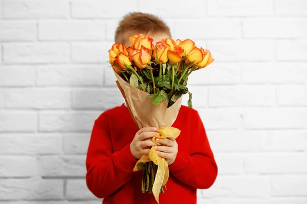 Ragazzo con mazzo di bei fiori — Foto Stock