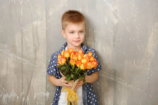 Junge mit einem Strauß schöner Blumen — Stockfoto