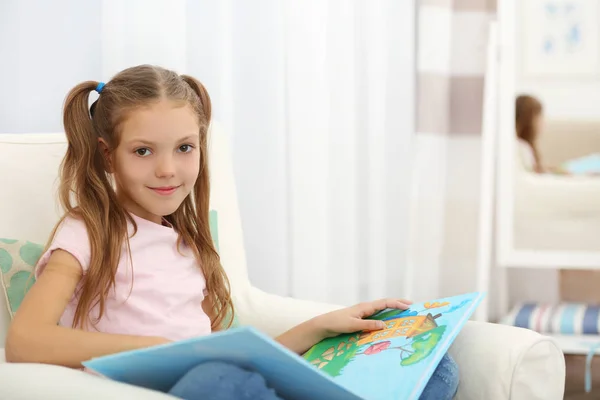 Söt flicka läsa bok — Stockfoto