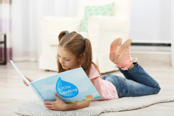 Linda chica leyendo libro — Foto de Stock