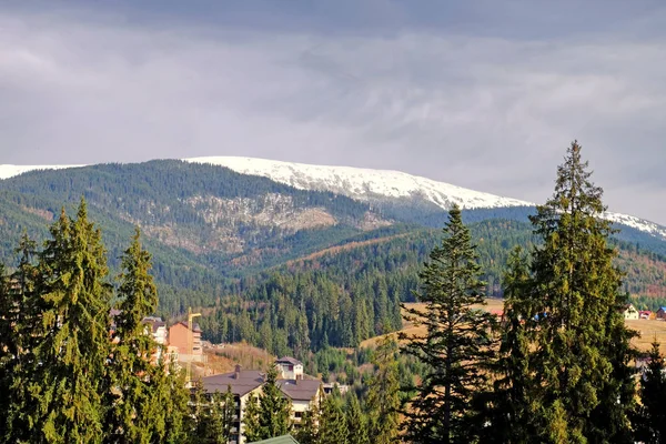 Beau paysage avec des montagnes — Photo