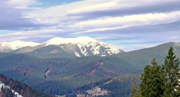 Beautiful landscape with mountains — Stock Photo, Image