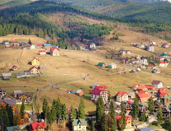 Dağlarda güzel modern tesis