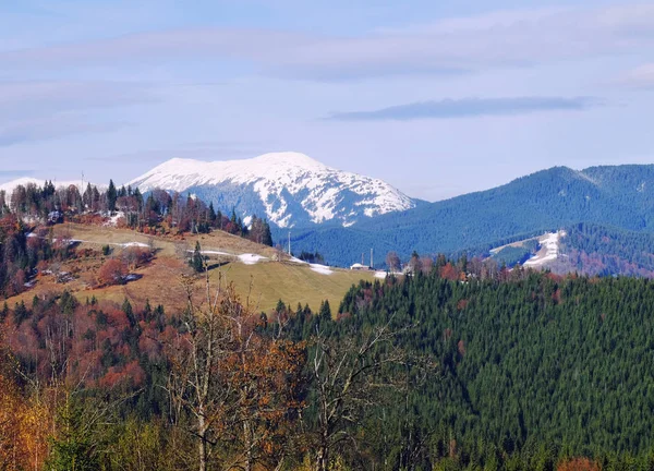 Dağları olan güzel bir manzara